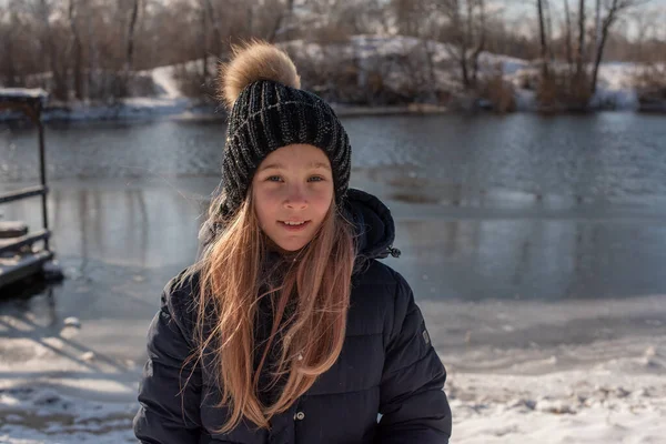 Ragazza Sullo Sfondo Del Lago Del Fiume Invernale Paesaggio Con — Foto Stock