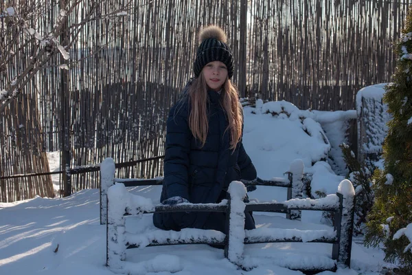 Ritratto Una Bella Bionda Cappello Sullo Sfondo Del Paesaggio Cittadino — Foto Stock