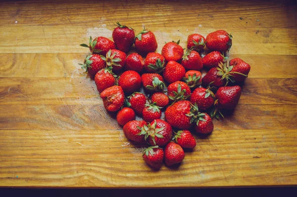 Fraises Fraîches Sur Vieux Fond Bois Fraises Sur Une Planche — Photo