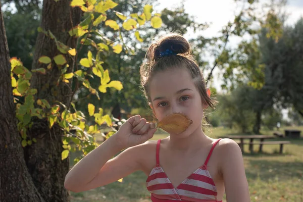 Dívka Plavkách Žlutý List Stromem Dívka Věku Let Dovolené Portrét — Stock fotografie