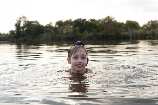 Gyönyörűség Gyönyörű Kislány Úszik Kék Vízben Kihajol Vízből Mosolyog Tini — Stock Fotó