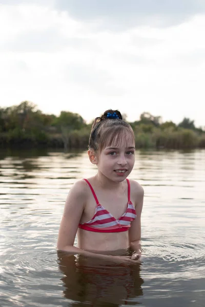 Plăcere Fetiță Frumoasă Înoată Apă Albastră Apleacă Din Apă Zâmbește — Fotografie, imagine de stoc