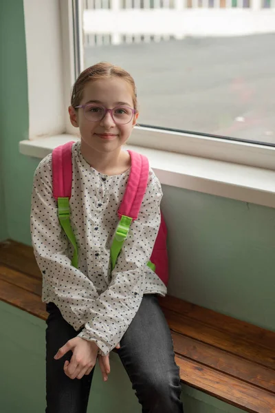 Niña Años Con Una Mochila Escolar Espalda Retrato Una Estudiante — Foto de Stock