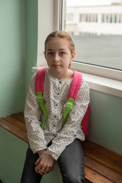 Meisje Van Negen Met Een Schoolrugzak Haar Rug Portret Van — Stockfoto