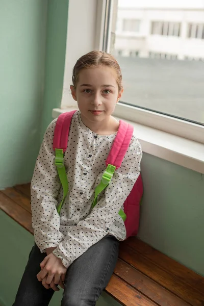 Ένα Κορίτσι Ετών Ένα Σχολικό Σακίδιο Στην Πλάτη Πορτραίτο Μαθήτριας — Φωτογραφία Αρχείου