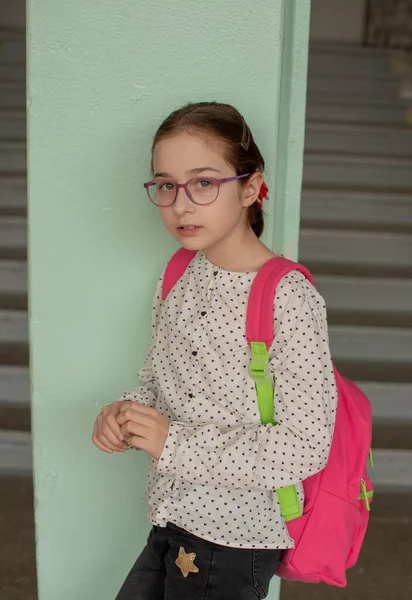 バックパックを背負った少女9歳 女子高生の肖像画9歳 4番目の小学校 ピンクのバックパックを持つ学校の女の子 学校に戻ります 9歳の女の子で白いブラウス — ストック写真