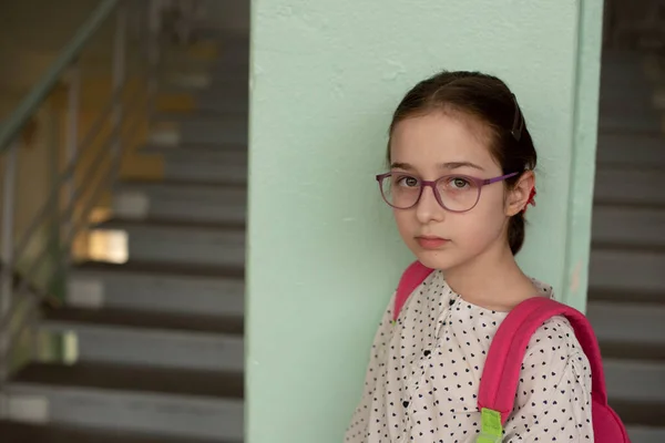 Niña Años Con Una Mochila Escolar Espalda Retrato Una Estudiante — Foto de Stock