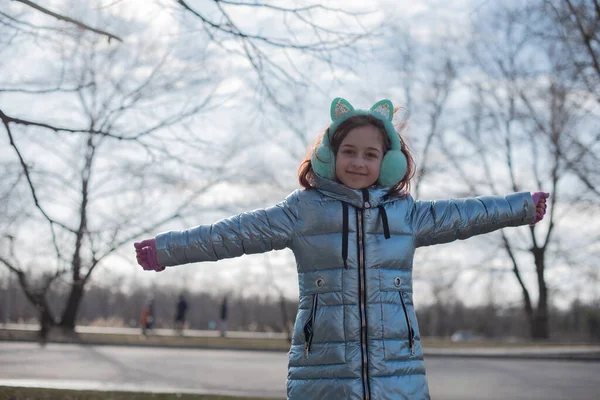 Krásná Mladá Roztomilá Žena Modrém Kabátě Pózuje Módní Módní Styl — Stock fotografie