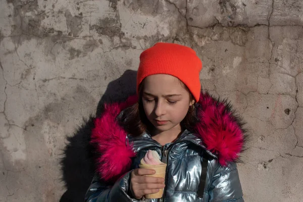 Drăguță Fată Copil Fericit Pălărie Iarnă Mănâncă Înghețată Fata Mănâncă — Fotografie, imagine de stoc