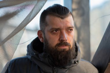 Sokakta gri ceketli sakallı bir adam. Bir adamın portresi. Sakallı adam. Kış, kış ceketi, sakal