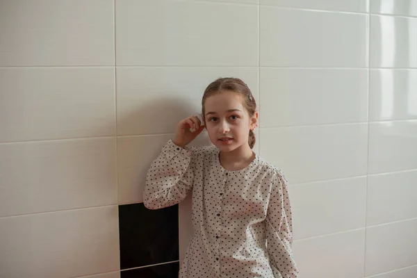 Ευτυχισμένο Μικρό Κορίτσι Ένα Λευκό Πουκάμισο Κοιτάζοντας Κάμερα Λευκό Φόντο — Φωτογραφία Αρχείου