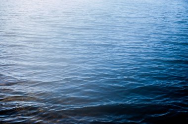 Su, göl, dalga, arka plan. Nehir suyu dokusu. Nehirdeki parlak ve yansıtıcı yüzey suyu