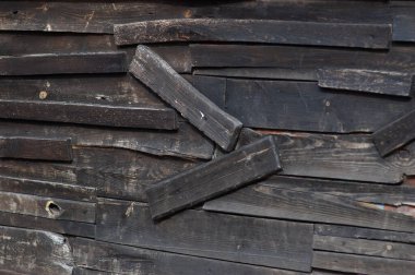 Ağaç kabuğu dokusu. Ağaç kabuğu dokusu. Gün ışığında bir ağacın parçası. Tasarımcıların faturası. Ağaç ve yapının kabuk dokusu. Tasarımcıların faturası. Geçmişi. Ağaç. Tahtalar.