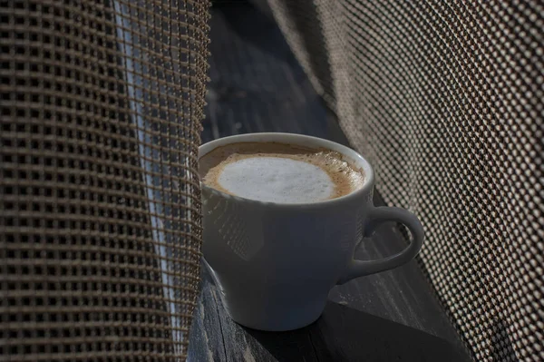 コーヒーの選択的フォーカス 自然の上にカプチーノとホワイトカップ カプチーノ コーヒー 陽気と白いカップ — ストック写真