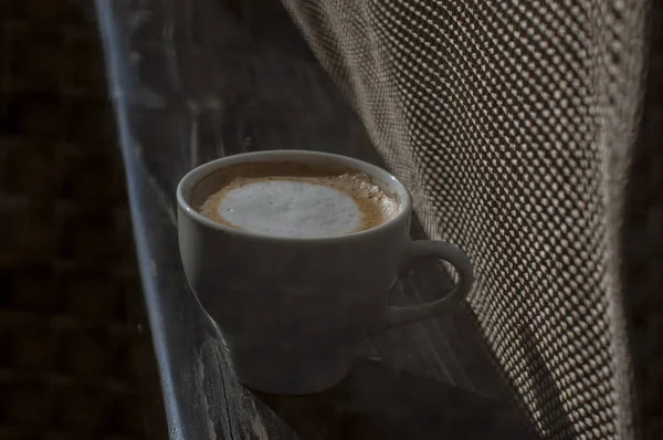 Café Foco Seletivo Copo Branco Com Cappuccino Natureza Copo Branco — Fotografia de Stock