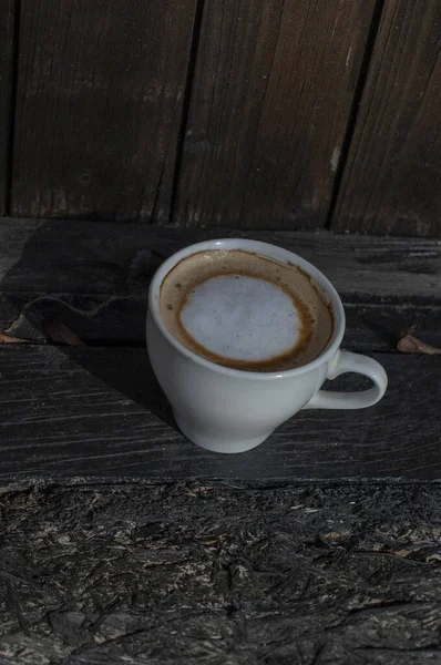 Café Foco Seletivo Copo Branco Com Cappuccino Natureza Copo Branco — Fotografia de Stock