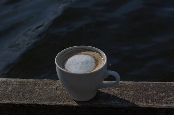 Wybiórcze Skupienie Kawy Biały Kubek Cappuccino Łonie Natury Biały Kubek — Zdjęcie stockowe