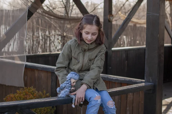 Linda garota em idade escolar com coloração de cabelo na moda. retrato  positivo. menina de 9 a 11 anos