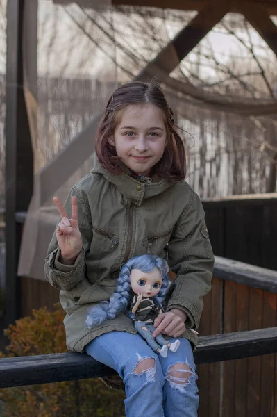 Niña Con Muñeca Chica Con Una Muñeca Paseo Una Niña — Foto de Stock