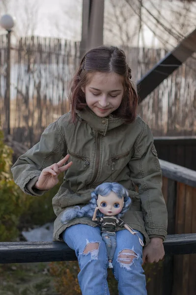 인형을 걸음마하는 인형있는 거리에서 인형을 가지고 Kula 초상화 소녀와 인형은 — 스톡 사진