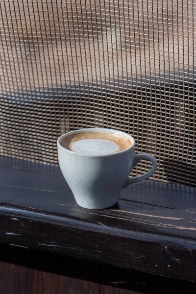 Wybiórcze Skupienie Kawy Biały Kubek Cappuccino Łonie Natury Biały Kubek — Zdjęcie stockowe