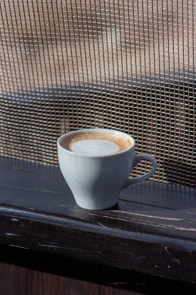 Concentrazione Selettiva Del Caffè Tazza Bianca Con Cappuccino Sulla Natura — Foto Stock