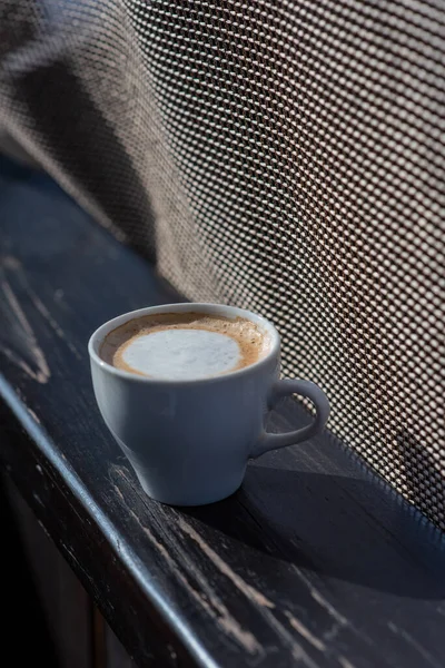 Kaffee Selektiver Fokus Weiße Tasse Mit Cappuccino Auf Die Natur — Stockfoto