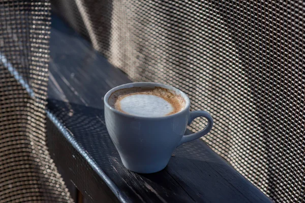 Wybiórcze Skupienie Kawy Biały Kubek Cappuccino Łonie Natury Biały Kubek — Zdjęcie stockowe
