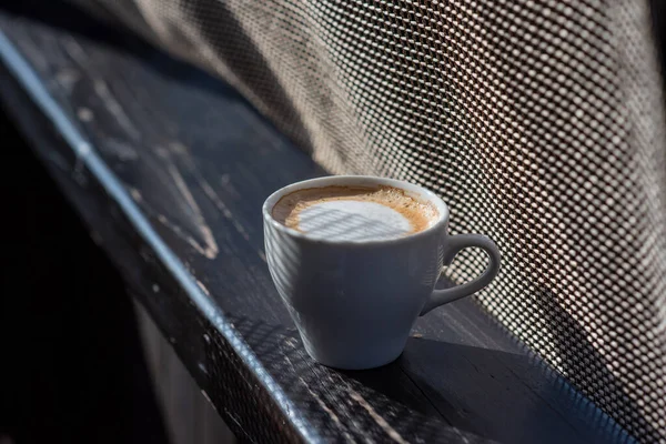 コーヒーの選択的フォーカス 自然の上にカプチーノとホワイトカップ カプチーノ コーヒー 陽気と白いカップ — ストック写真