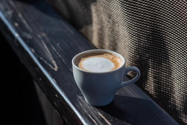 Café Foco Seletivo Copo Branco Com Cappuccino Natureza Copo Branco — Fotografia de Stock