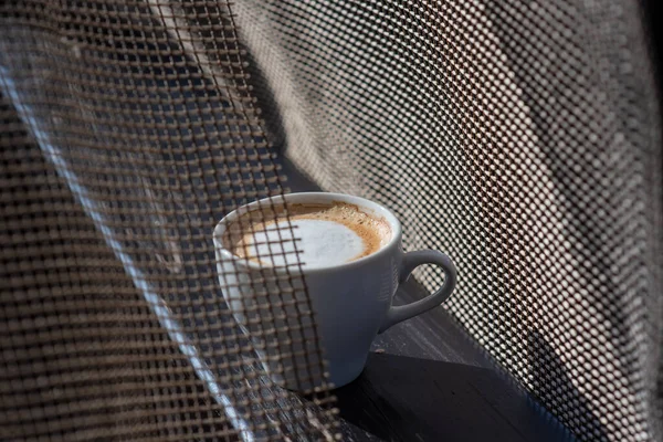 Kaffee Selektiver Fokus Weiße Tasse Mit Cappuccino Auf Die Natur — Stockfoto