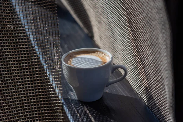 Concentrazione Selettiva Del Caffè Tazza Bianca Con Cappuccino Sulla Natura — Foto Stock