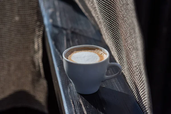 Concentrazione Selettiva Del Caffè Tazza Bianca Con Cappuccino Sulla Natura — Foto Stock