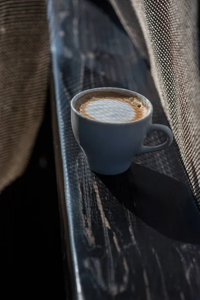 Café Foco Seletivo Copo Branco Com Cappuccino Natureza Copo Branco — Fotografia de Stock