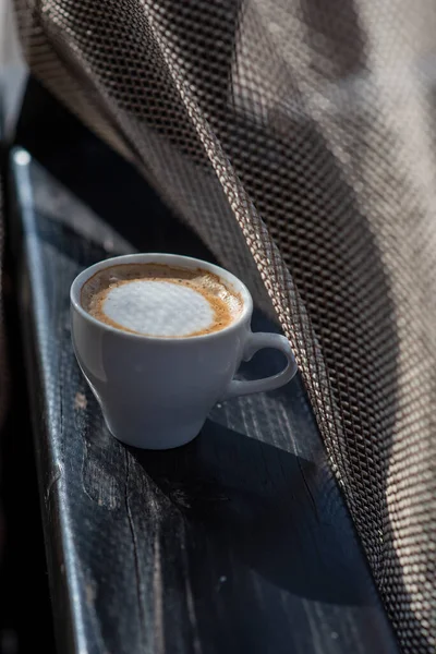 Koffie Selectieve Focus Witte Beker Met Cappuccino Natuur Witte Beker — Stockfoto