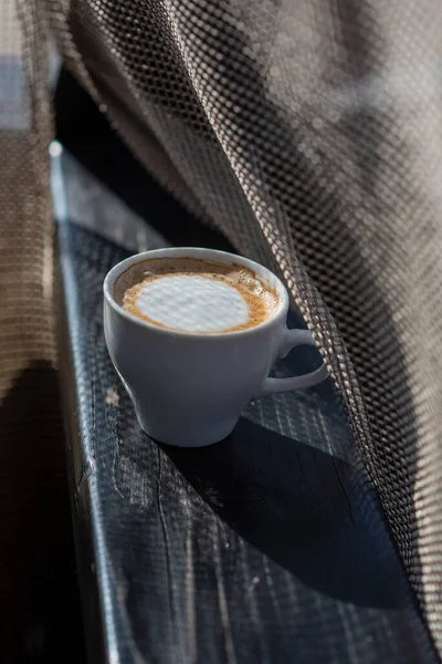 Kaffee Selektiver Fokus Weiße Tasse Mit Cappuccino Auf Die Natur — Stockfoto