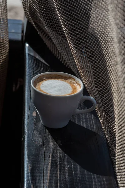 Kaffee Selektiver Fokus Weiße Tasse Mit Cappuccino Auf Die Natur — Stockfoto