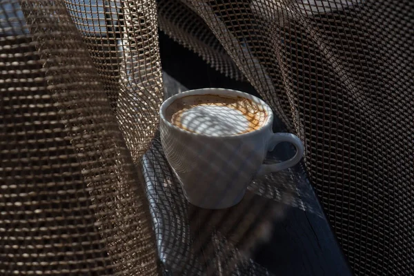 Concentrazione Selettiva Del Caffè Tazza Bianca Con Cappuccino Sulla Natura — Foto Stock