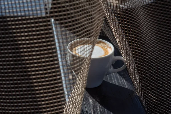 Café Foco Seletivo Copo Branco Com Cappuccino Natureza Copo Branco — Fotografia de Stock