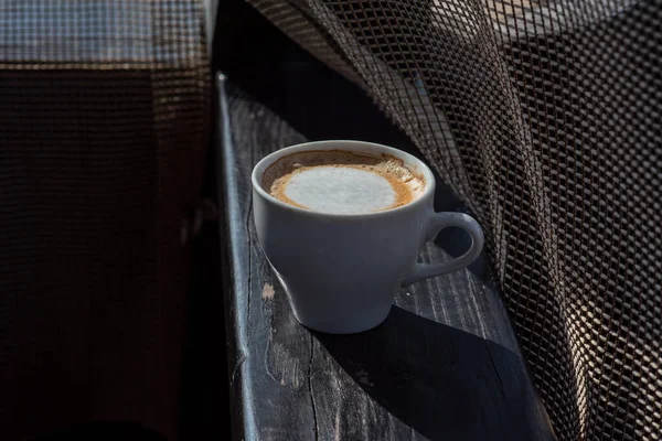 Koffie Selectieve Focus Witte Beker Met Cappuccino Natuur Witte Beker — Stockfoto