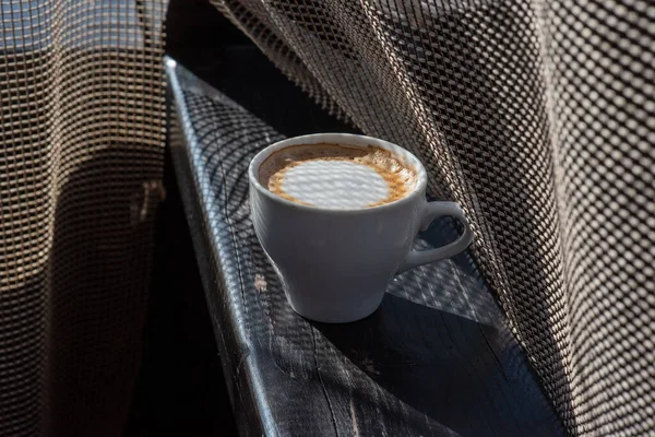 Concentration Sélective Café Coupe Blanche Avec Cappuccino Sur Nature Coupe — Photo