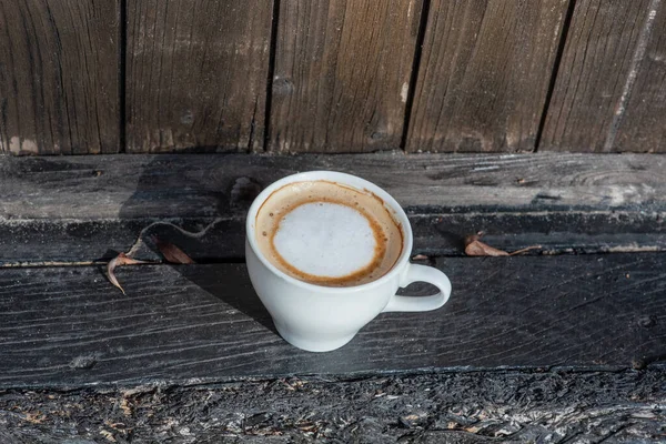 Café Foco Seletivo Copo Branco Com Cappuccino Natureza Copo Branco — Fotografia de Stock