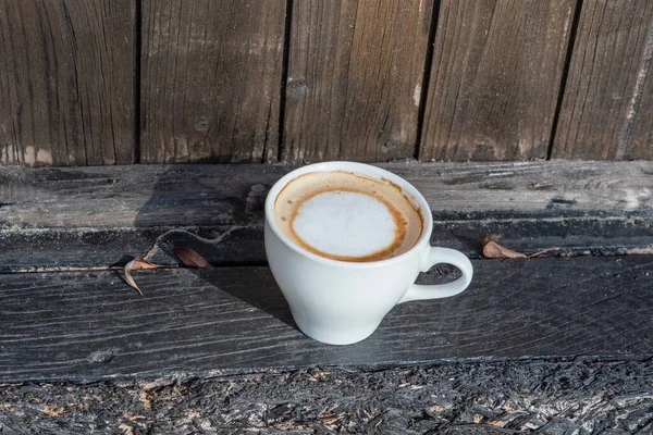 コーヒーの選択的フォーカス 自然の上にカプチーノとホワイトカップ カプチーノ コーヒー 陽気と白いカップ — ストック写真