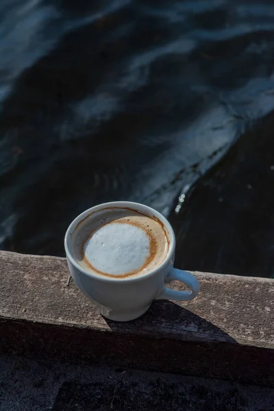 Café Enfoque Selectivo Copa Blanca Con Capuchino Naturaleza Taza Blanca — Foto de Stock