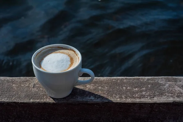 咖啡选择的焦点 白杯与卡布奇诺的性质 白杯加卡布奇诺咖啡早上快乐 — 图库照片