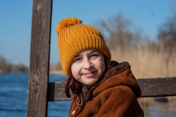 Una Niña Con Abrigo Piel Oveja Ligera Encuentra Orilla Del — Foto de Stock