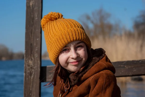 Una Niña Con Abrigo Piel Oveja Ligera Encuentra Orilla Del — Foto de Stock