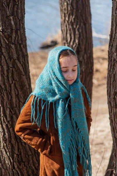 Una Niña Con Abrigo Piel Oveja Ligera Encuentra Orilla Del — Foto de Stock