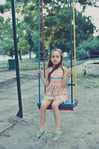 Swing Βόλτα Ταλαντεύεται Κορίτσι Κορίτσι Κάνει Κούνια Ένα Κορίτσι Ετών — Φωτογραφία Αρχείου