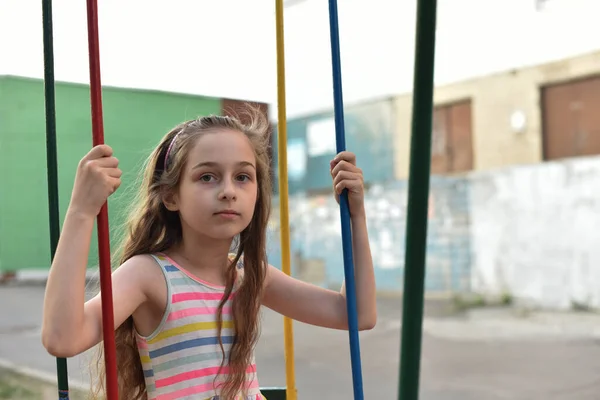 Swing Ride Houpačka Holka Houpačce Devítiletá Holka Jezdí Létě Houpačce — Stock fotografie